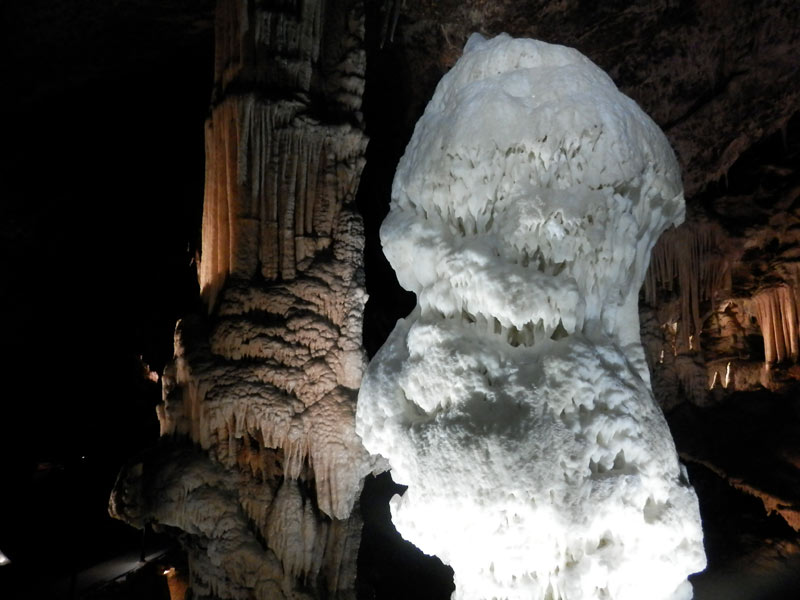 Le développement de ces stalagmites et stalactites est dû à l’afflux d’eau contenant du carbonate de calcium qui se dépose formant les concrétions.