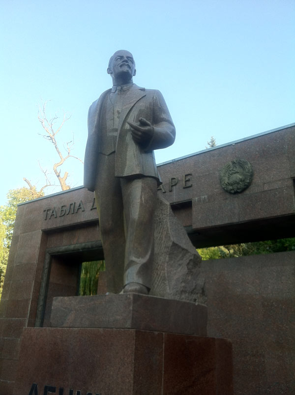 Une statue de Lénine, située auparavant sur la place centrale de la ville, à la place de l'actuelle statue de Stephan cel Mare. Elle a été reléguée au fond d'un parc.