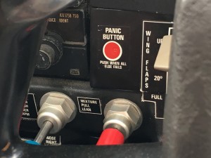 Il faudrait un bouton comme cela dans la vie quotidienne. "J'en ai marre, je reboot !". Plus sérieusement, pendant toute la durée du vol, je me suis demandé ce qu'il se passerait si j'appuyais dessus.